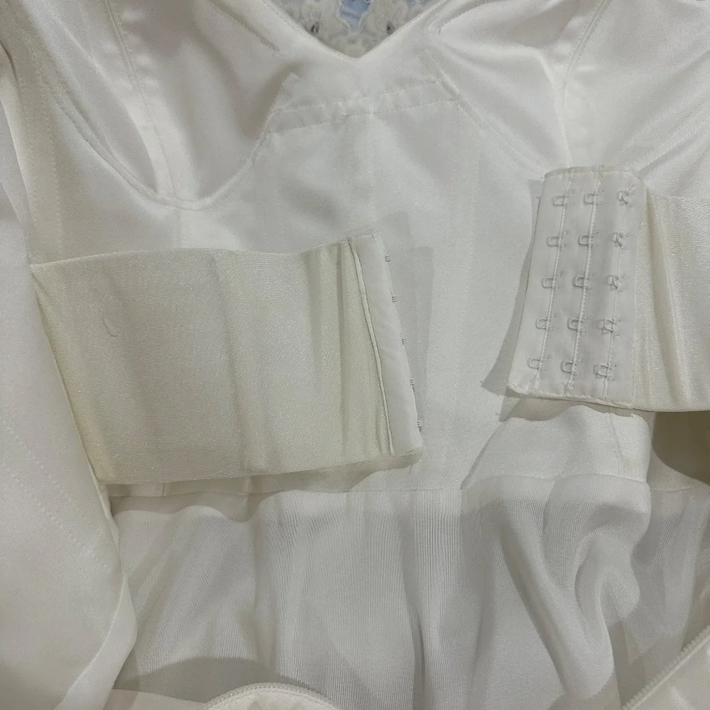 Wedding Dress by ENZOANI - Picture 8 of 16